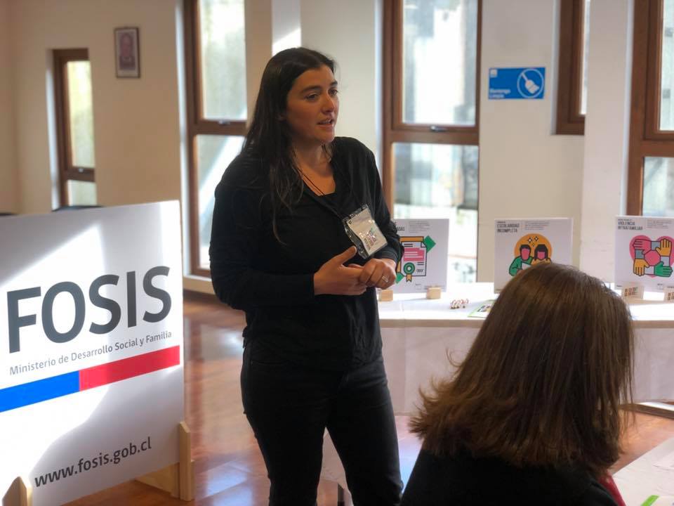Directora Paulina Phillips exponiendo